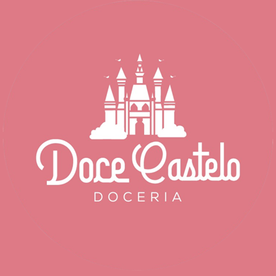 Logo com fundo rosa e um castelo branco com o escrito Doce Castelo Doceria